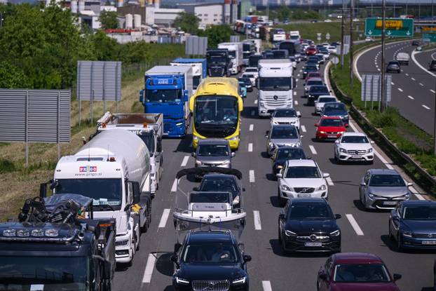 Zagreb: Gužve na naplatoj kućici Lučko zbog produženog vikenda