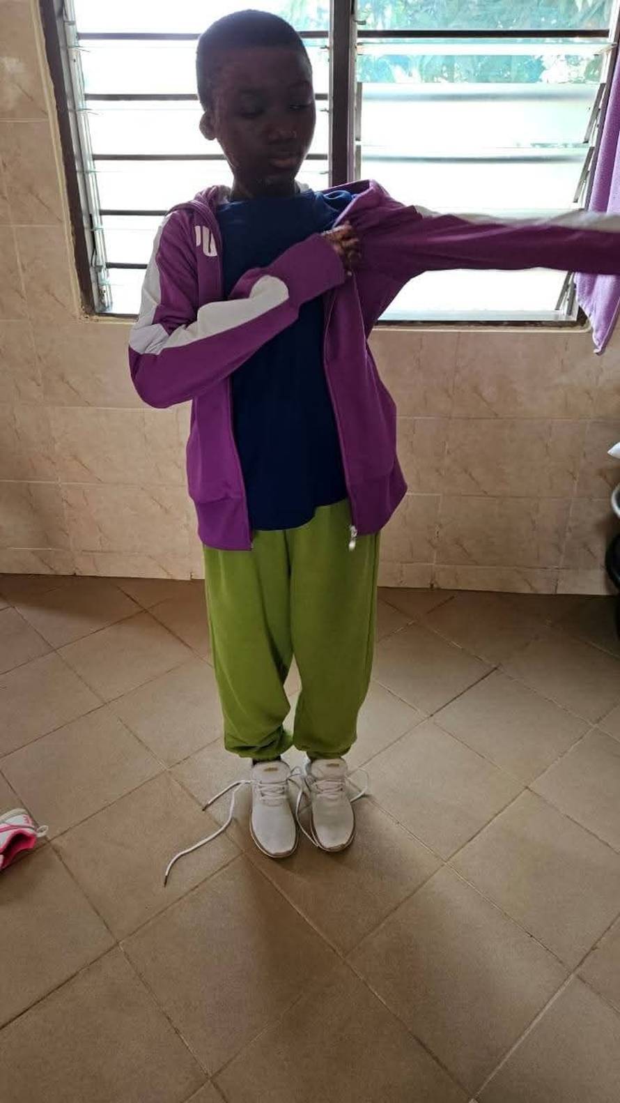 Djevojčice iz Afrike trpe bolove. Pomažu im naše misionarke i doktor s Rebra dok ne stignu tu