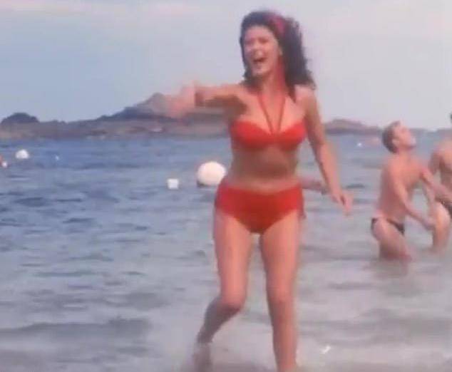 Zeta-Jones se prisjetila stare uloge: Trčala u bikiniju po plaži