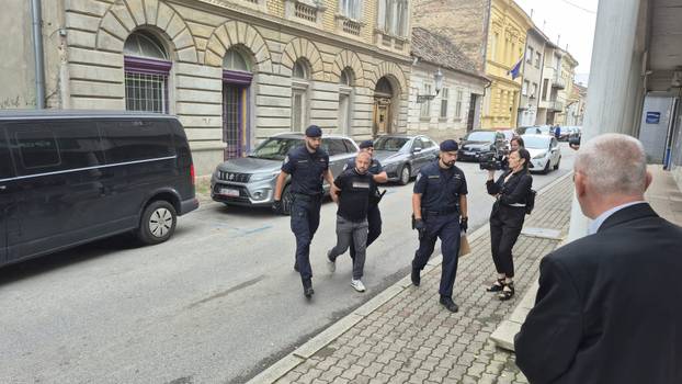 FOTO Pogledajte privođenje osumnjičenog za stravično ubojstvo u Slavonskom Brodu