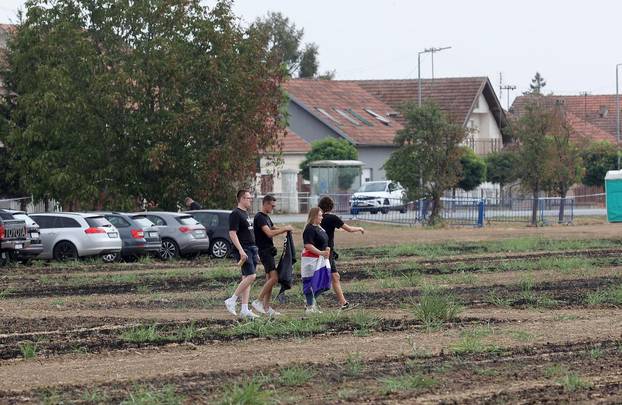 Grad Vukovar osigurao veliko parkiralište za posjetitelje Thompsonovog koncerta
