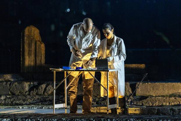 Pula: U Malom rimskom kazalištu odigrana je predstava "Antigona - 2000 godina kasnije"