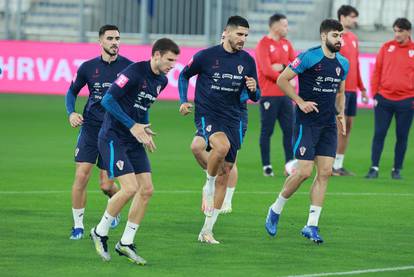 FOTO 'Vatreni' odradili trening pod reflektorima Opus Arene, Petković je trenirao odvojeno...