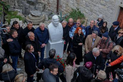 FOTO Otkriven spomenik Vinku Coci u njegovom rodnom Trogiru