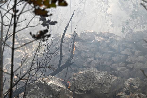 FOTO Kanaderi cijeli dan u akciji: Pogledajte kako gase požare diljem Dalmacije