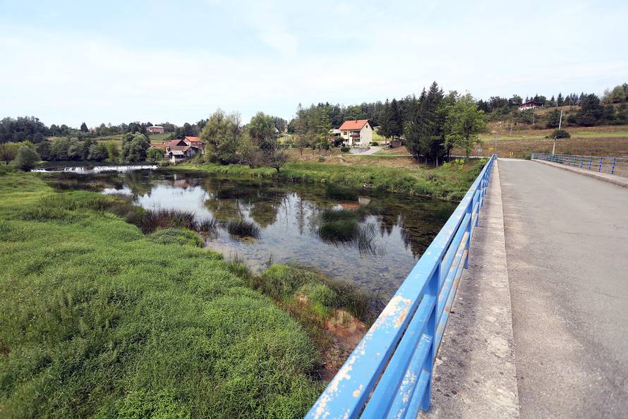 Migranti im prolaze kraj kuća: 'Strah me je, pogotovo po noći'