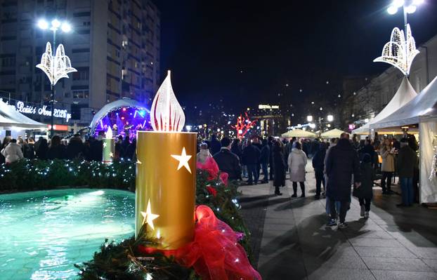 FOTO Blagdanska atmosfera na paljenju druge adventske svijeće u Slavonskom Brodu