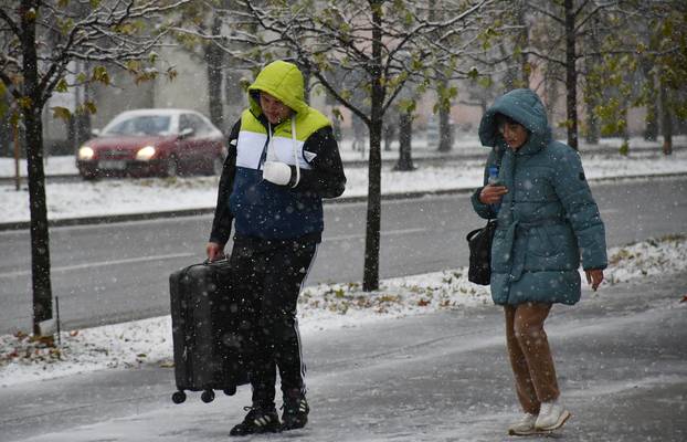 Slavonski Brod: Gusti snijeg stvara probleme i zastoje u prometu