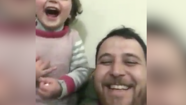 Tata zna znanje: Uči svoju kćer da se smije dok padaju bombe