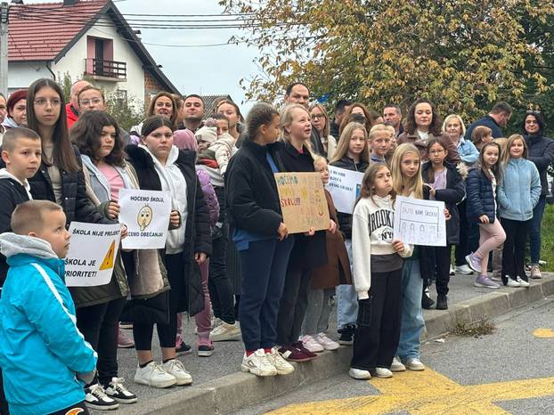 FOTO Prosvjed roditelja pred OŠ Dragonožec: 'Obećali ste, dajte nam školu', 'Škola nije projekt'