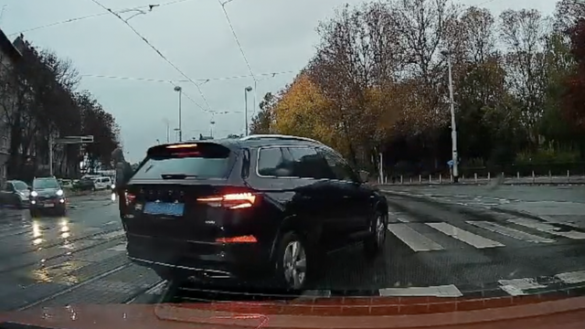 VIDEO Auto s diplomatskim tablicama prošao kroz crveno i umalo srušio pješaka u Zagrebu