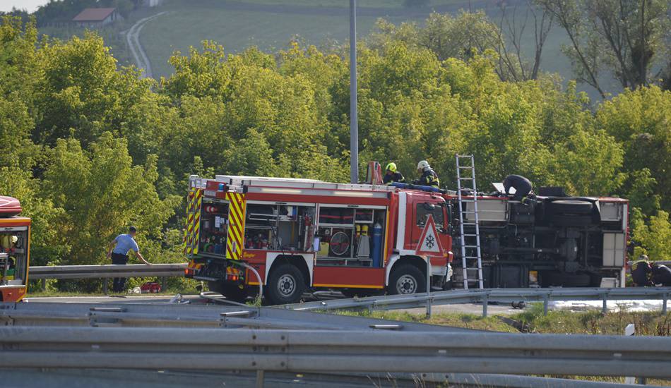 Vatrogasnim vozilom sletjeli su s ceste u Krapini i prevrnuli se na bok: Dvoje lakše ozlijeđenih