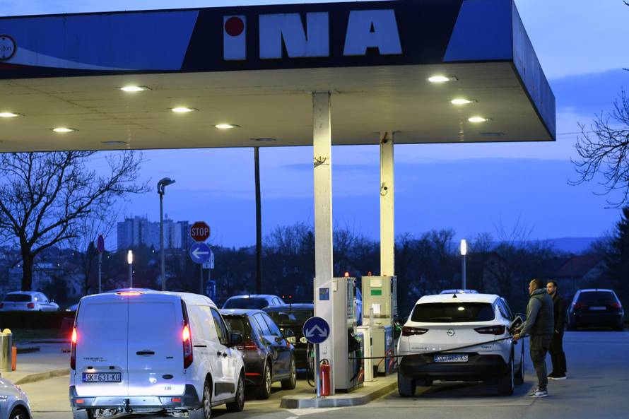 Sisčani pohrlili na benzinske postaje uoči poskupljenja 