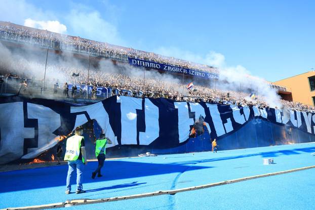 Torcida zapalila veliki transparent Bad Blue Boysima