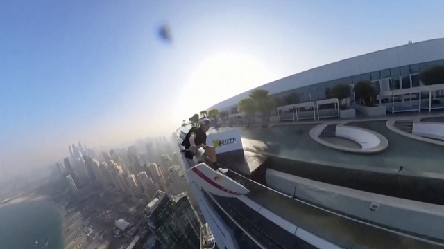 VIDEO Skočio je iz bazena na vrhu zgrade visoke 294 metara pa sletio na plažu u Dubaiju!