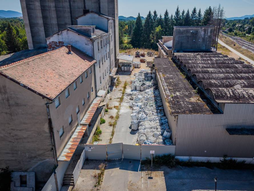 Fotografije iz zraka ilegalnog odlagališta otpada u Gospiću