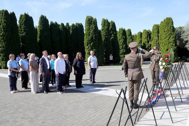 Vukovar: Polaganje vijenaca na Memorijalnom groblju povodom obilježavanja Dana sjećanja na nestale