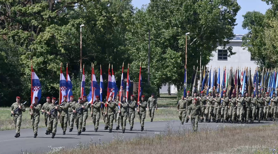 VIDEO U vojnoj bazi na Plesu u tijeku intenzivno uvježbavanje za vojni mimohod u srpnju