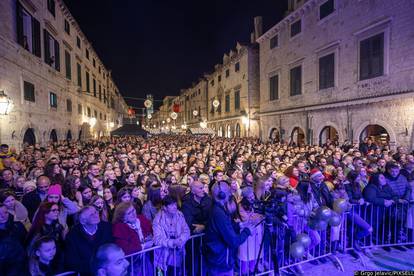 FOTO Pogledajte kako je Petar Grašo u Dubrovniku zabavljao publiku uz svoje najveće hitove