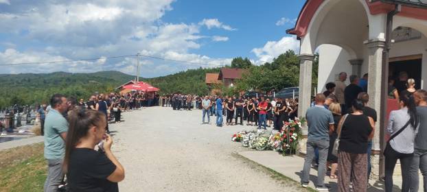 FOTO TUGA U KOTOR VAROŠU Pokopali Draganu (34) koja je poginula u buktinji kod Omiša