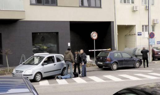 Kolegici policajki izgrebao auto jer je prekinula s njim