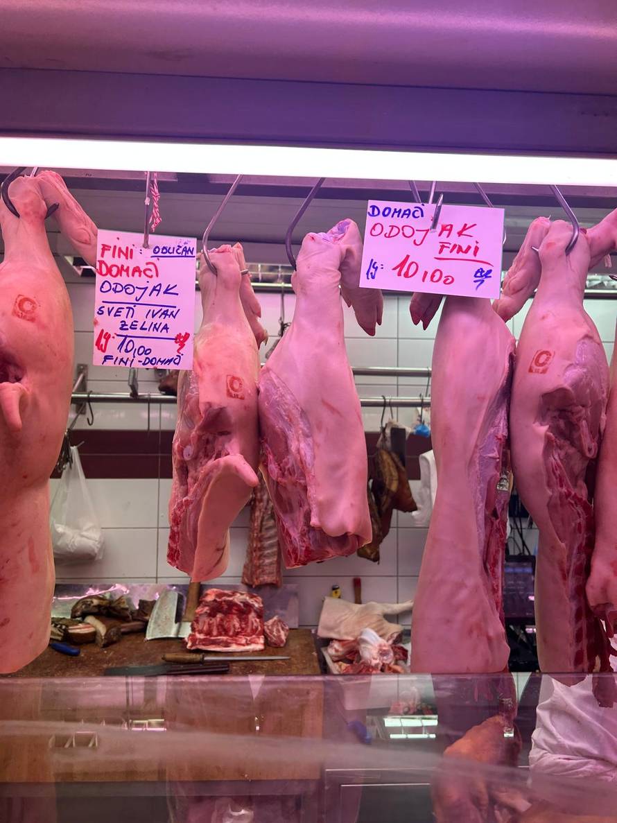 FOTO Gužva na tržnici Dolac: Najviše se kupuju odojci i zelje, a ovo su novogodišnje cijene...