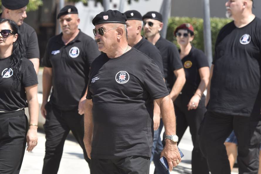 Knin: Pripadnici HOS-a odali počast braniteljima na spomeniku Oluja 95