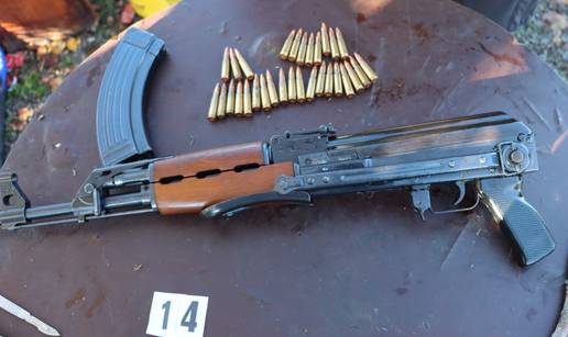 FOTO Slovenska policija upala u romsko naselje pa našla arsenal oružja: Sačmarica, M70, pištolji