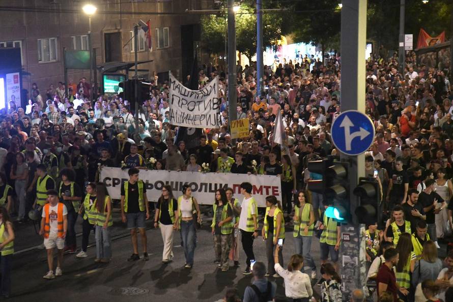 Beograd: Komemorativna šetnja povodom 10 mjeseci od pada nadstrešnice na željezničkoj stanici u Novom Sadu