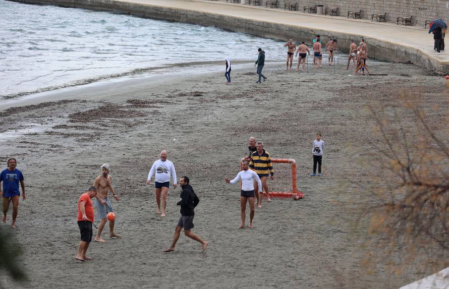 Split: Unatoč kiši na Bačvicama je bila gužva