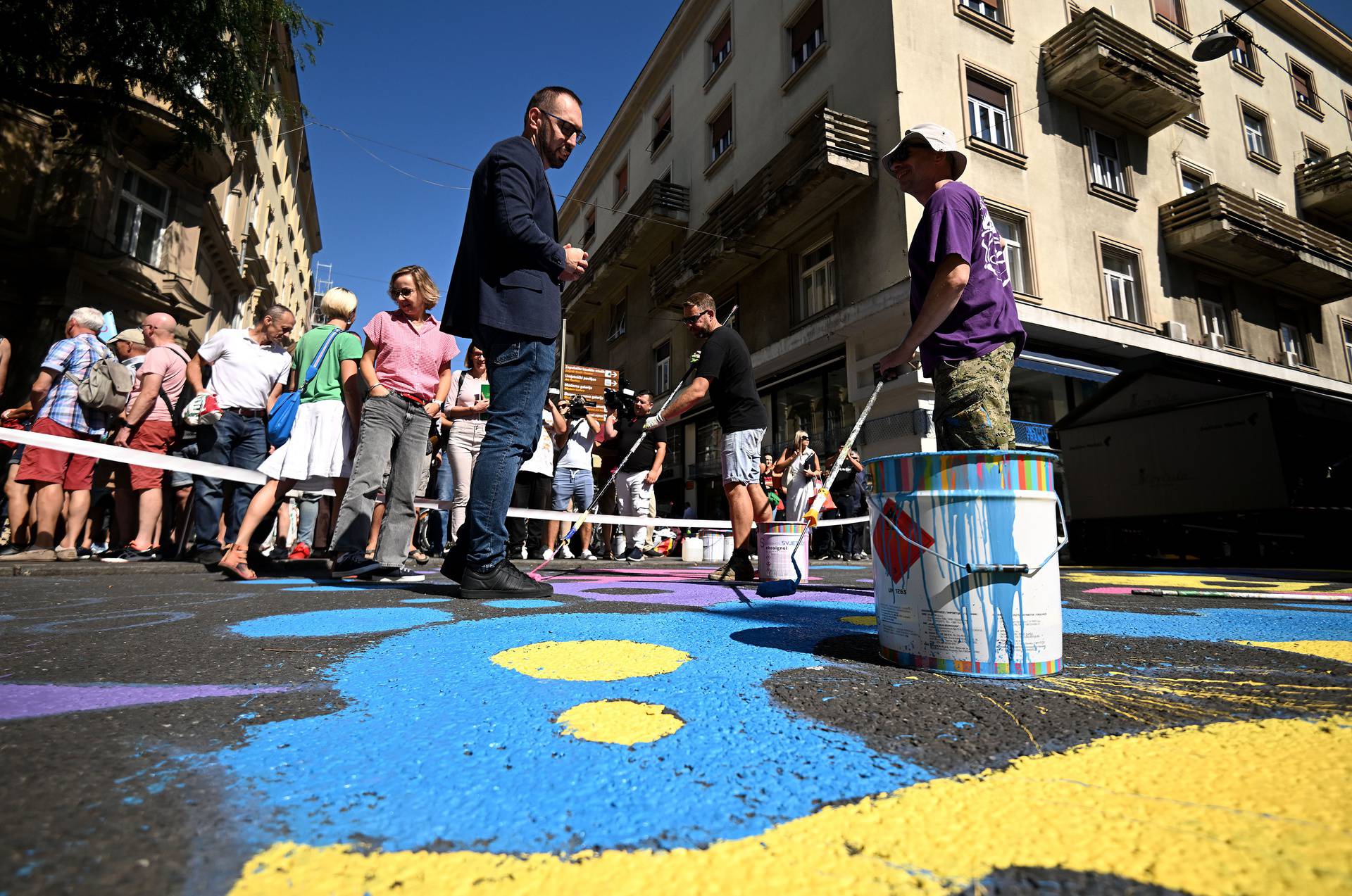 Zagreb: Gradonačelnik Tomašević priključio se oslikavanju nove pješačke zone