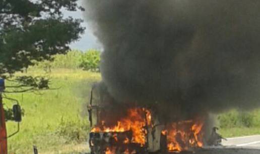 Usred vožnje planuo autobus: Svi putnici su se uspjeli spasiti