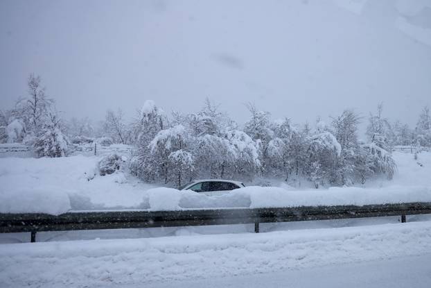 Gospić: Zbog gustog snijega otežani uvjeti vožnje na autocesti
