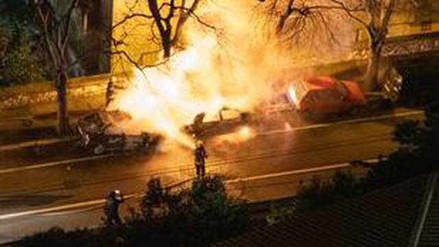 VIDEO U Rijeci gorjela dva auta i motocikl, požar je podmetnut