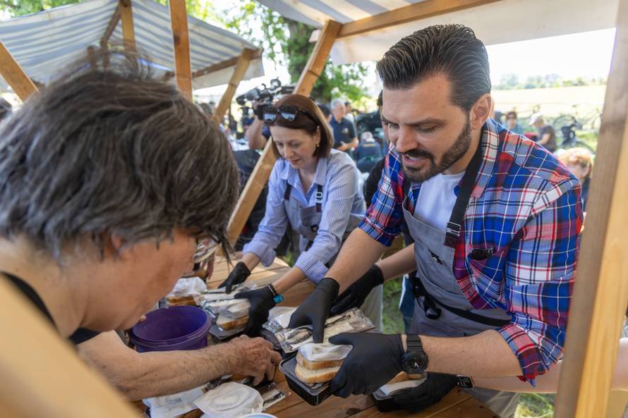 Osijek. Podjela graha na lijevoj obali Drave na Praznik rada