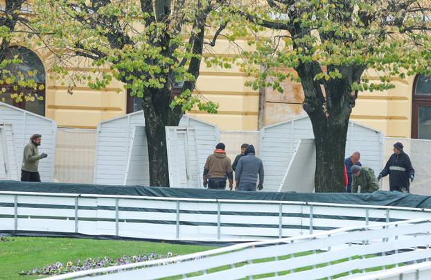 Zagreb: Postavljanje adventskih kućica na Trgu kralja Tomislava