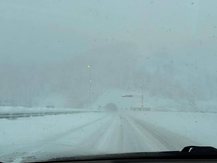 Gusti snijeg paralizirao Gorski kotar: 'Mećava je, probijamo se do Zagreba. Neumorno pada!'