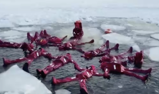VIDEO U Moskvi je -20 &deg;C, a oni plutaju u ledu. I to 40 minuta!