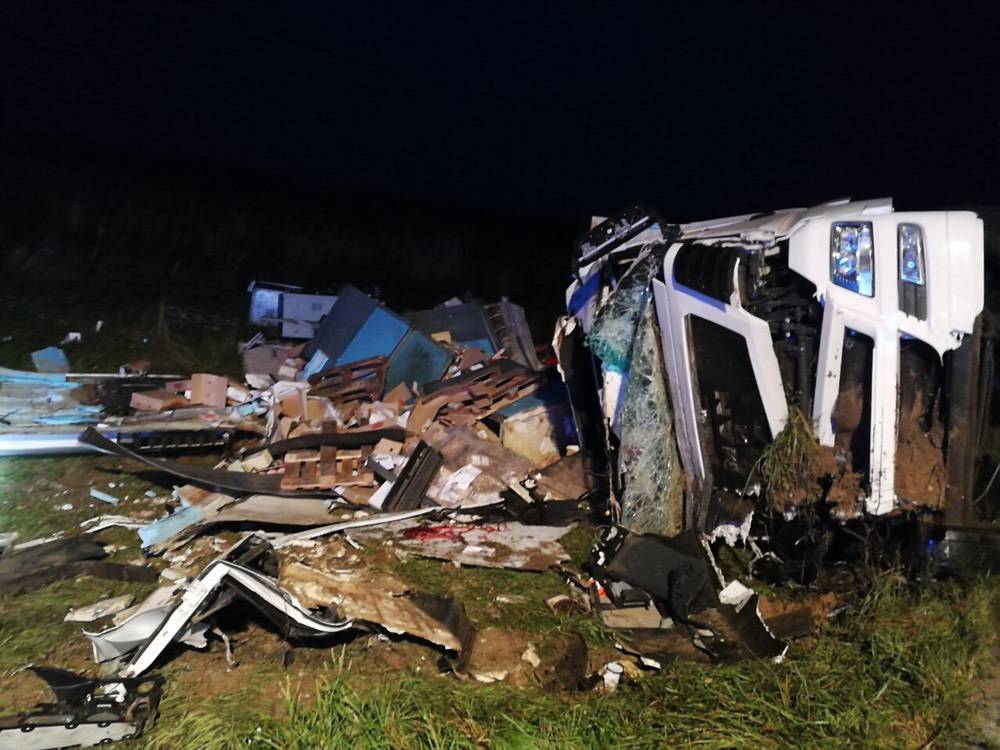 Tegljač pao na auto: Jedan je poginuo, dvoje teško ozlijeđeni