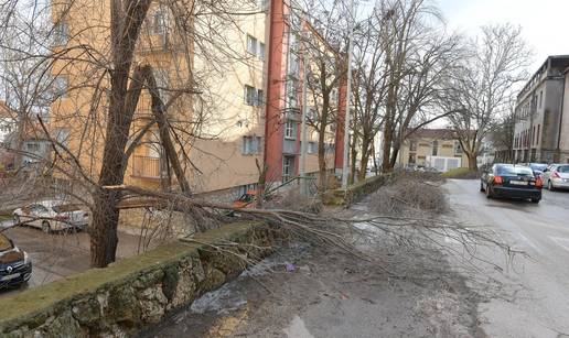 FOTO Ledena ki&scaron;a ru&scaron;ila stabla: Odga&dstrok;a se po&ccaron;etak polugodi&scaron;ta u nekim &scaron;kolama u Kninu...
