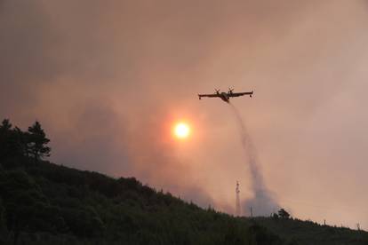 FOTO Teška noć u Tučepima: Umorni vatrogasci leže na cesti, vatra zahvatila kuće, ranč...