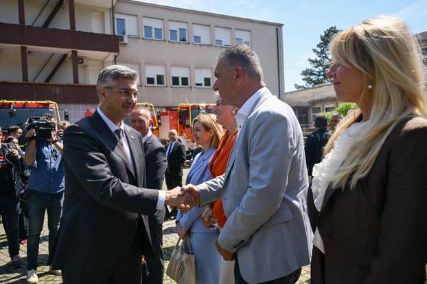 Zagreb: Svečana primopredaja vatrogasnih vozila