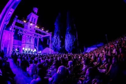 FOTO Tomislav Bralić i klapa Intrade održali koncert 'Da mi je sad' u čast Oliveru Dragojeviću