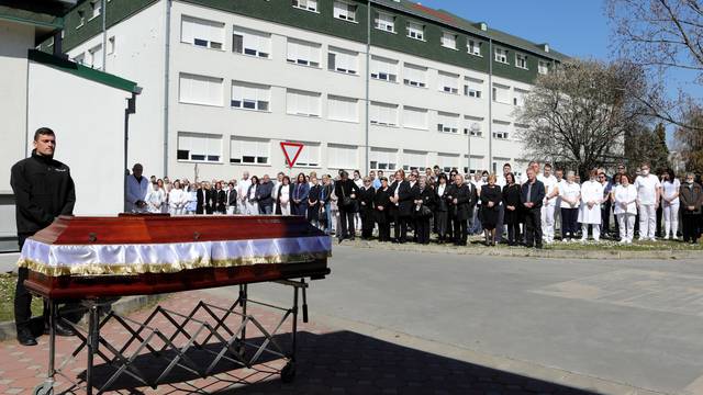 Ispraćaj Vesne Bosanac započeo okupljanjem ispred Nacionalne memorijalne bolnice Vukovar