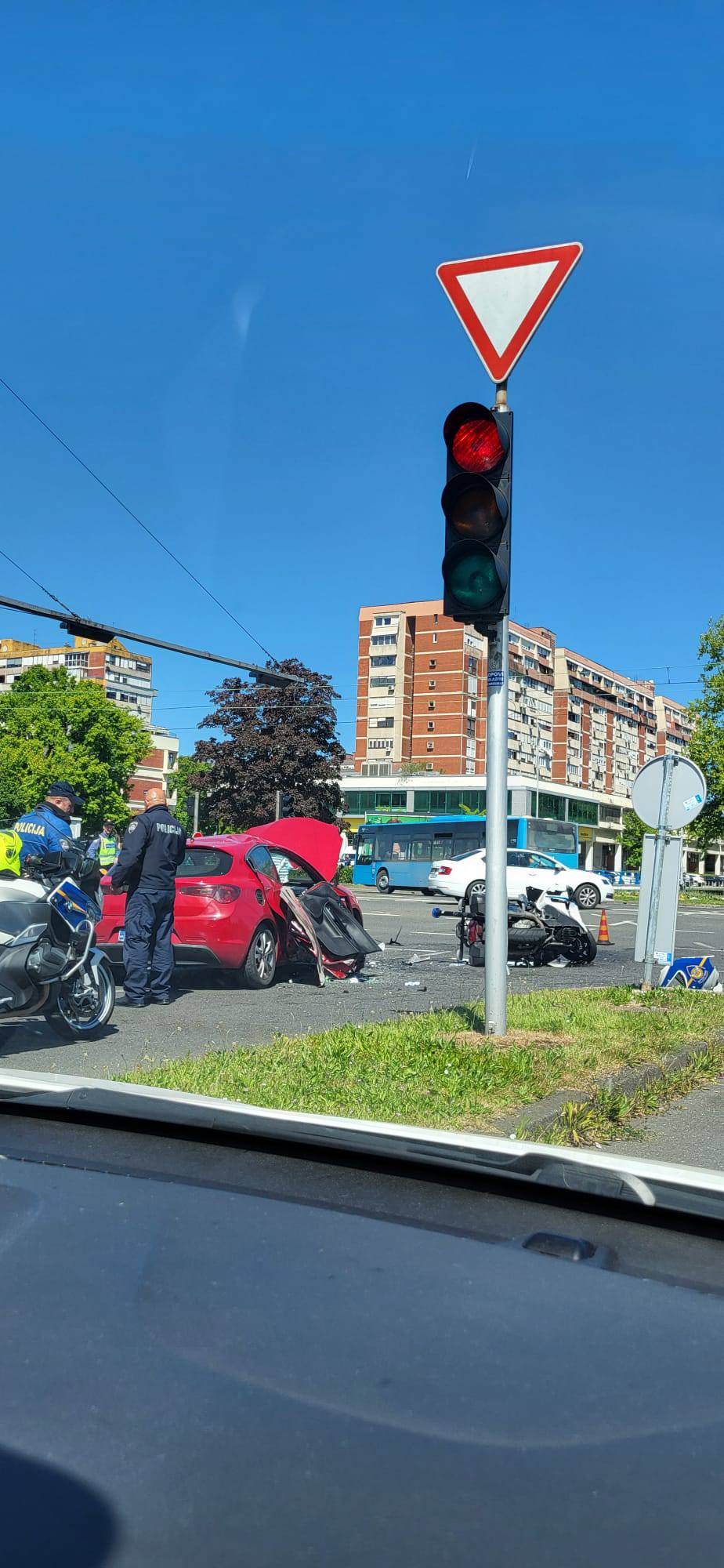 VIDEO Policajac skrivio nesreću u Novom Zagrebu: Prošao kroz crveno i zabio se u automobil