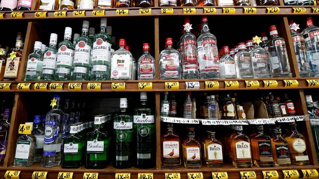 U Rusiji umrlo 26 ljudi zbog trovanja ilegalnim alkoholom, zbog toga uhitili šestero ljudi
