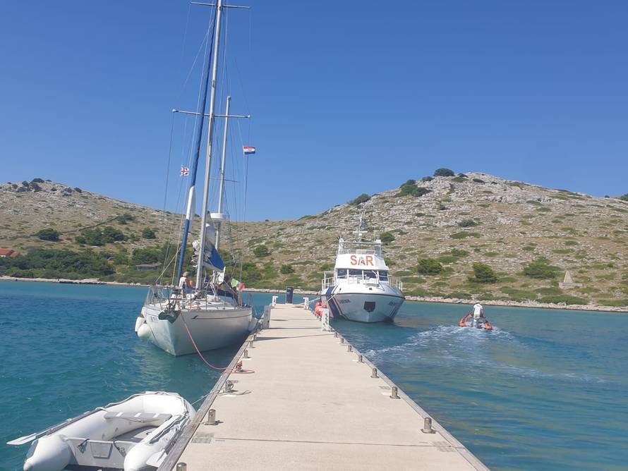 FOTO Na vezu u Marini potonula jahta, kod Kornata su spasili posadu i jedrilicu od potonuća