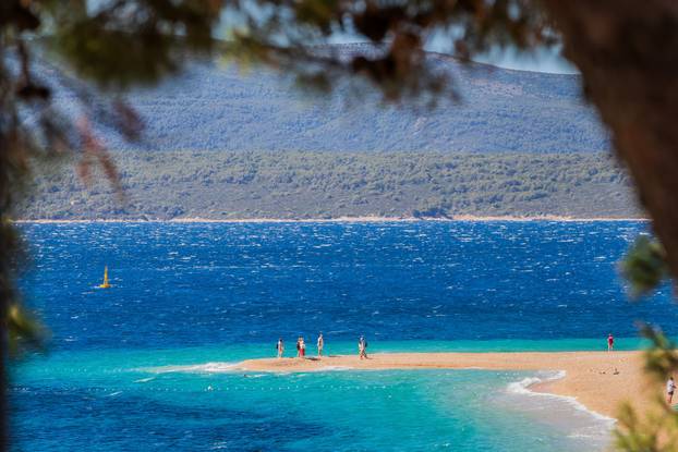 Olujna bura i jutro na plaži Zlatni rat