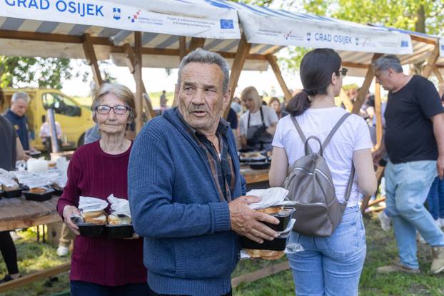 Osijek. Podjela graha na lijevoj obali Drave na Praznik rada