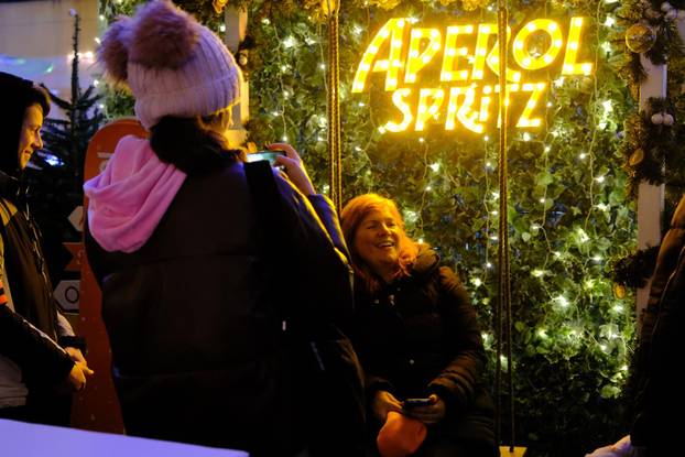 Zagreb: Božićna atmosfera na Fuliranju ispred hotela Esplanade